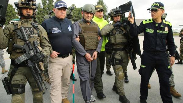 哥伦比亚头号毒枭被引渡至美国:身穿防弹衣,被士兵持枪押送 哥伦比亚头号毒枭被引渡至美国:身穿防弹衣,被士兵持枪押送