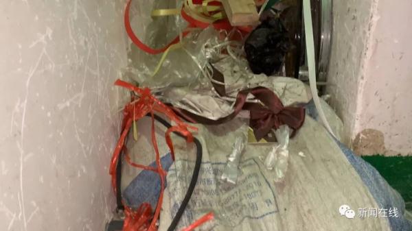 七旬老人每天搭60次电梯捡垃圾，被物业催缴近3万元
