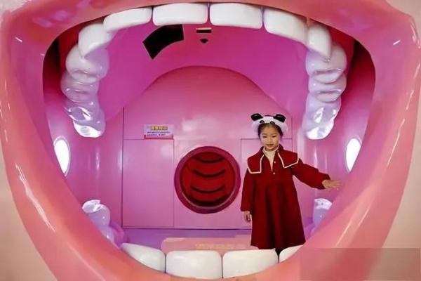 会影响颜值？小朋友迎来“整牙热”！有孩子三岁便戴牙套，可问题也来了