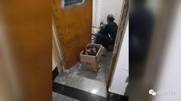 七旬老人每天搭60次电梯捡垃圾，被物业催缴近3万元