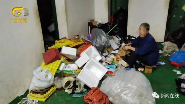 七旬老人每天搭60次电梯捡垃圾，被物业催缴近3万元