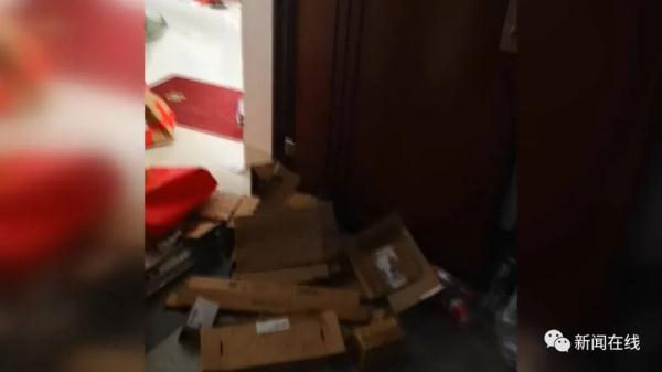 七旬老人每天搭60次电梯捡垃圾，被物业催缴近3万元