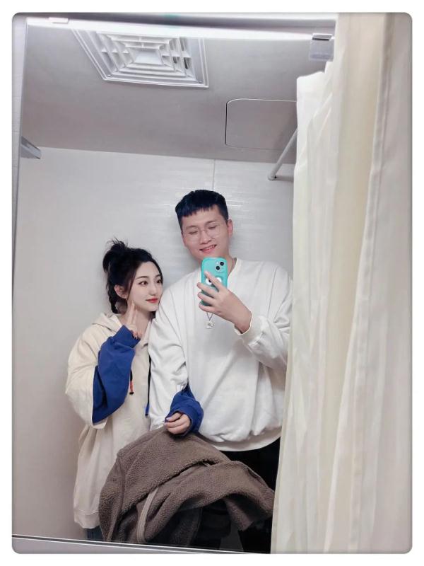 同名同姓坐同一航班，两人成了情侣！女孩：名字是捡来的