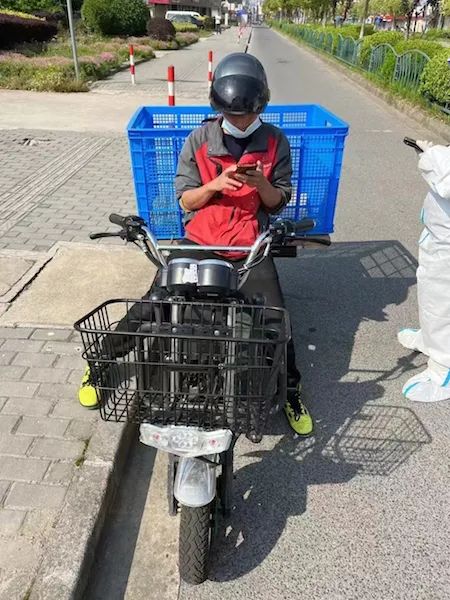上海：女子翻墙外出做“团购”，回小区时被抓；又一名“黑骑手”被拘留