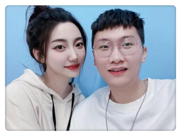 同名同姓坐同一航班，两人成了情侣！女孩：名字是捡来的