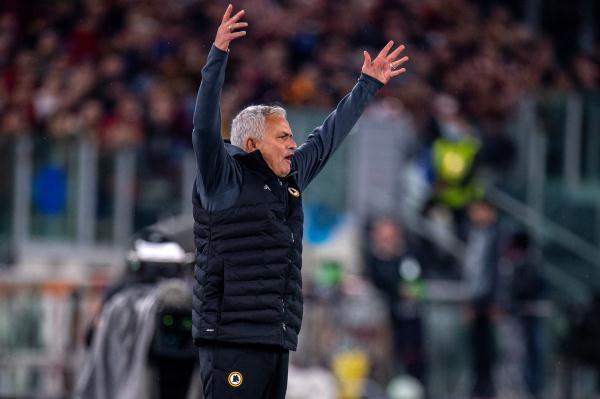 被岁月抚平的白发魔鬼，不只安西教练，也有洒泪的穆里尼奥