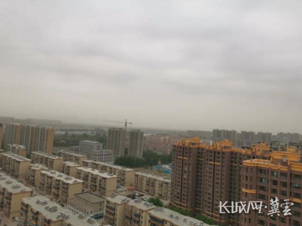 石家庄的树枝被刮断!河北迎8级大风+降温幅度20.7℃ 石家庄的树枝被刮断!河北迎8级大风+降温幅度20.7℃