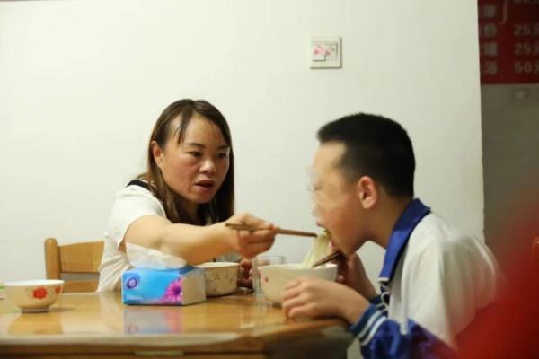 破防！这位单亲妈妈的故事刷屏长沙人的朋友圈