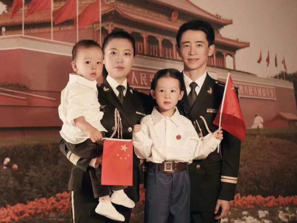 超飒!这是我妈,她的青春穿军装 超飒!这是我妈,她的青春穿军装