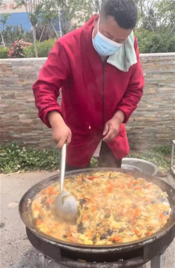 驰援上海免费做饭的“漂流哥”转战郑州，一餐请300多人吃饭