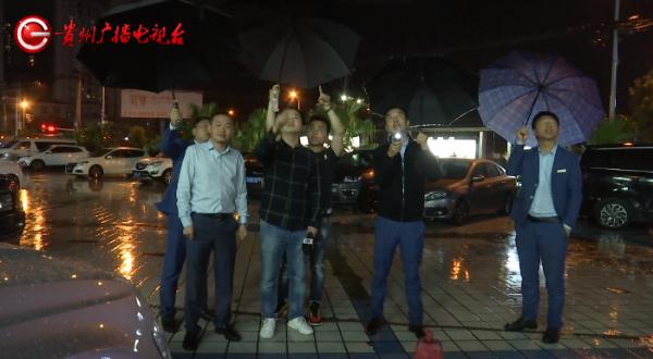 仙人掌：我掉下来了！奔驰车：我被砸穿了！贵阳男子：我心凉透了！
