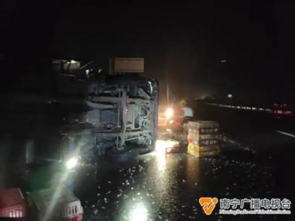 “嘎嘎嘎!”货车高速跑断“腿”,现场一地鸭毛 “嘎嘎嘎!”货车高速跑断“腿”,现场一地鸭毛