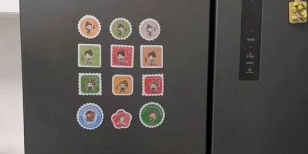 核酸贴纸胸针、钥匙扣、冰箱贴……核酸检测“一米线”也卷起来 核酸贴纸胸针、钥匙扣、冰箱贴……核酸检测“一米线”也卷起来