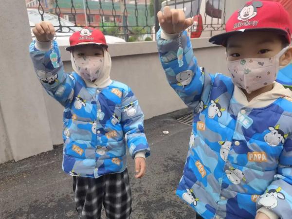 核酸贴纸胸针、钥匙扣、冰箱贴……核酸检测“一米线”也卷起来 核酸贴纸胸针、钥匙扣、冰箱贴……核酸检测“一米线”也卷起来