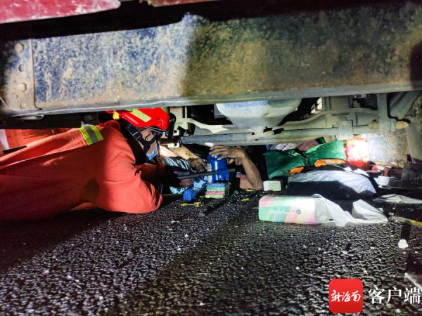 海南环岛高速上物流货车停车维修遭大货车追尾司机被困车底获救