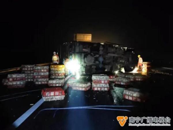 “嘎嘎嘎!”货车高速跑断“腿”,现场一地鸭毛 “嘎嘎嘎!”货车高速跑断“腿”,现场一地鸭毛