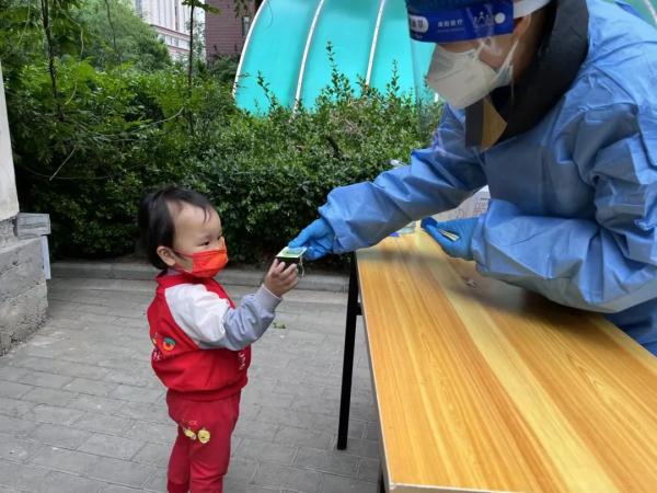 核酸贴纸胸针、钥匙扣、冰箱贴……核酸检测“一米线”也卷起来 核酸贴纸胸针、钥匙扣、冰箱贴……核酸检测“一米线”也卷起来