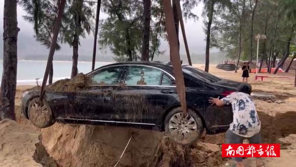 三亚一奔驰车随意停放沙滩 暴雨过后深陷2米
