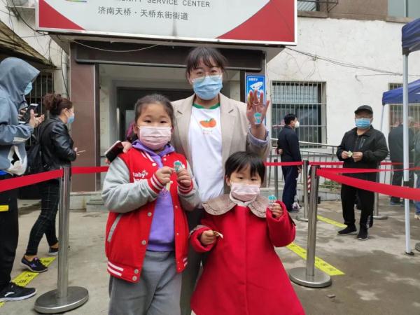 核酸贴纸胸针、钥匙扣、冰箱贴……核酸检测“一米线”也卷起来 核酸贴纸胸针、钥匙扣、冰箱贴……核酸检测“一米线”也卷起来