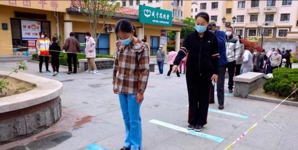 核酸贴纸胸针、钥匙扣、冰箱贴……核酸检测“一米线”也卷起来 核酸贴纸胸针、钥匙扣、冰箱贴……核酸检测“一米线”也卷起来