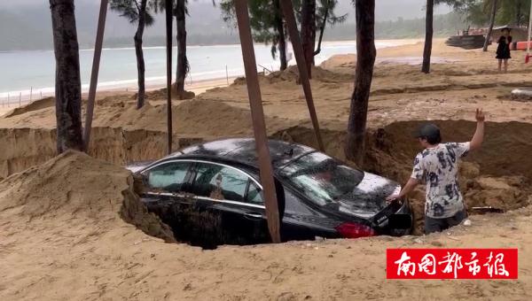 三亚一奔驰车随意停放沙滩 暴雨过后深陷2米