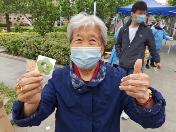 核酸贴纸胸针、钥匙扣、冰箱贴……核酸检测“一米线”也卷起来 核酸贴纸胸针、钥匙扣、冰箱贴……核酸检测“一米线”也卷起来