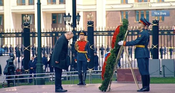 胜利日当天出席红场阅兵式后，普京向无名烈士墓敬献花圈