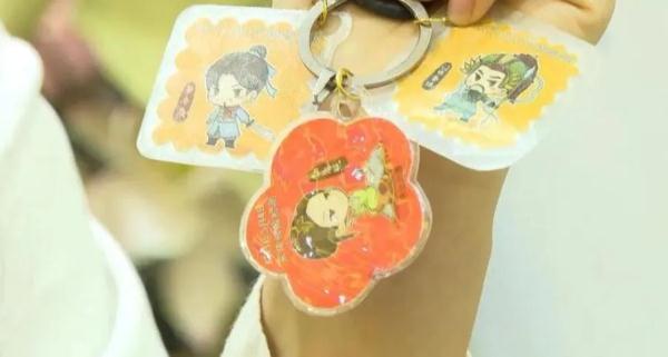 核酸贴纸胸针、钥匙扣、冰箱贴……核酸检测“一米线”也卷起来 核酸贴纸胸针、钥匙扣、冰箱贴……核酸检测“一米线”也卷起来