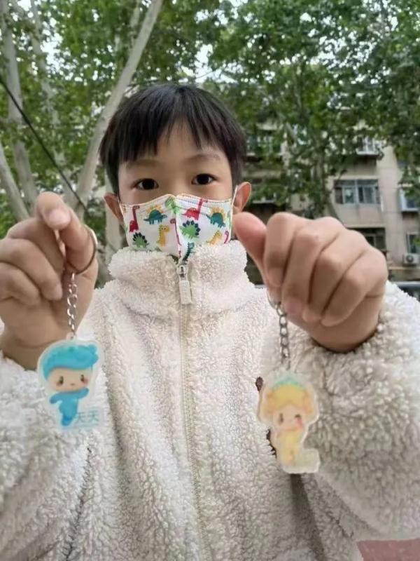 核酸贴纸胸针、钥匙扣、冰箱贴……核酸检测“一米线”也卷起来 核酸贴纸胸针、钥匙扣、冰箱贴……核酸检测“一米线”也卷起来