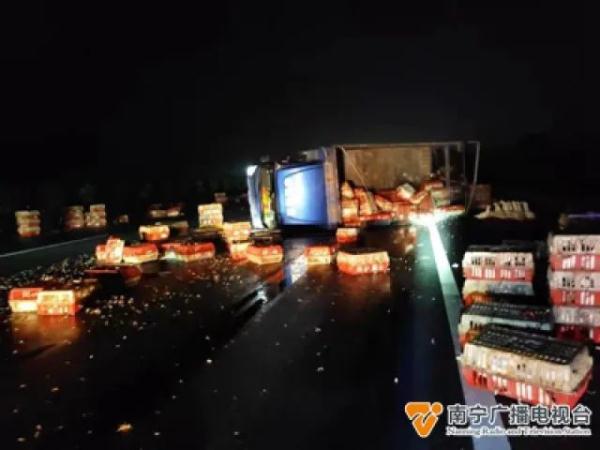 “嘎嘎嘎!”货车高速跑断“腿”,现场一地鸭毛 “嘎嘎嘎!”货车高速跑断“腿”,现场一地鸭毛