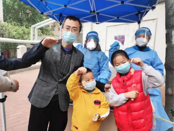 核酸贴纸胸针、钥匙扣、冰箱贴……核酸检测“一米线”也卷起来 核酸贴纸胸针、钥匙扣、冰箱贴……核酸检测“一米线”也卷起来