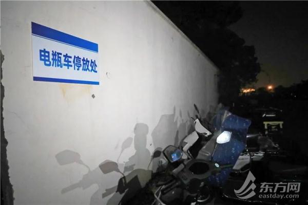 夜幕下的上海一骑手驿站：100顶应急帐篷里的“简单小家”