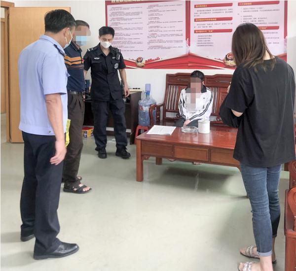 危险！女孩头部卡在阳台栏杆，清远街坊们提心吊胆……