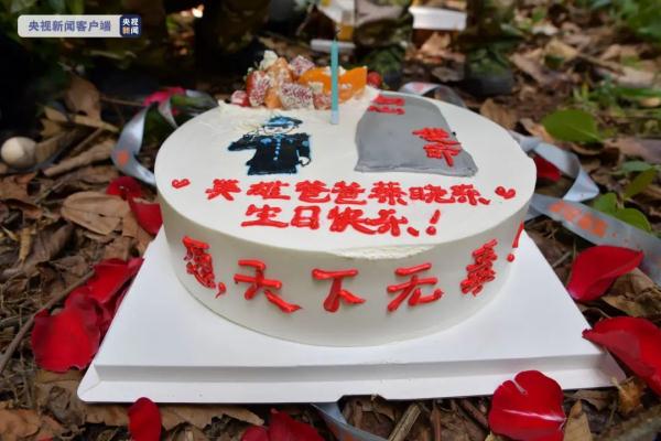 女儿给牺牲的爸爸过生日，蛋糕上的字看哭了……