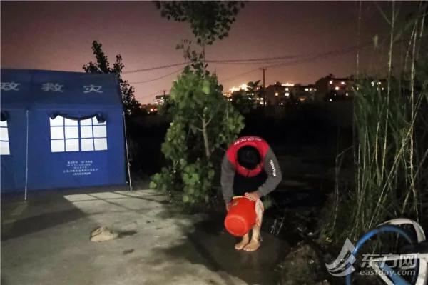 夜幕下的上海一骑手驿站：100顶应急帐篷里的“简单小家”
