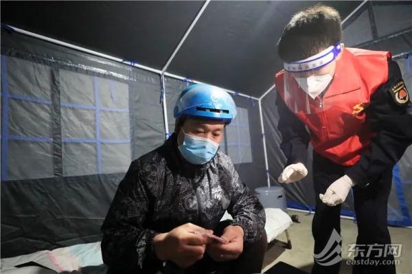 夜幕下的上海一骑手驿站：100顶应急帐篷里的“简单小家”