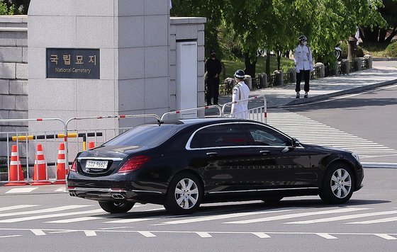 處提供的奔馳轎車,而結束參拜前往就職儀式會場時,改為乘坐國產防彈車