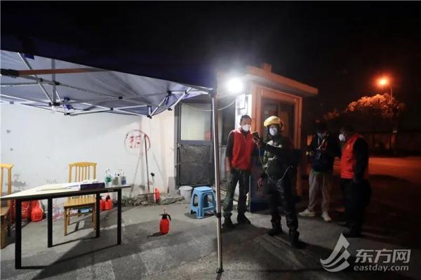 夜幕下的上海一骑手驿站：100顶应急帐篷里的“简单小家”