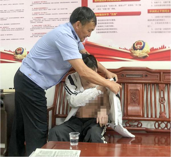 危险！女孩头部卡在阳台栏杆，清远街坊们提心吊胆……