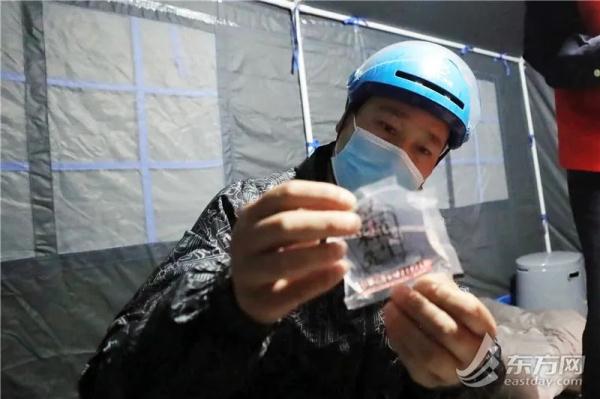 夜幕下的上海一骑手驿站：100顶应急帐篷里的“简单小家”