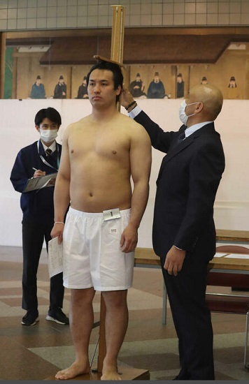 日本东京大学学生投身相扑事业 成为专业相扑手
