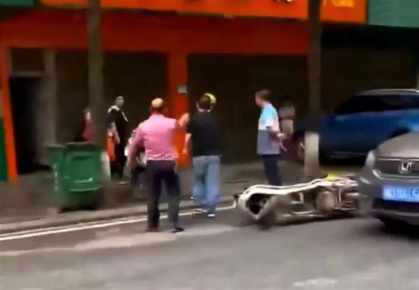 轿车司机殴打外卖小哥！警方通报了