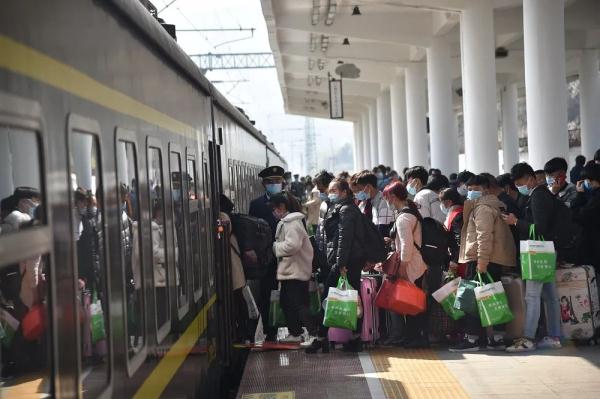 农民工数量增速放缓，还出现两个新变化