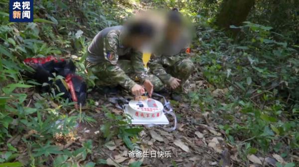 女儿给牺牲的爸爸过生日，蛋糕上的字看哭了……