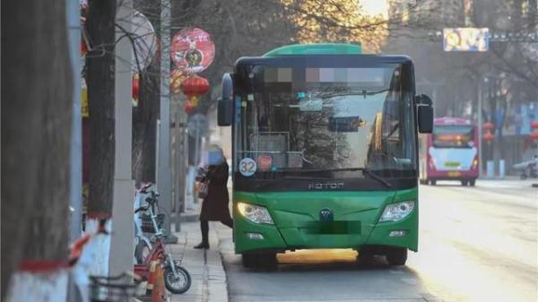 公交车起步致乘客下车摔倒死亡，属于“车上人员”还是“第三者”？判了！