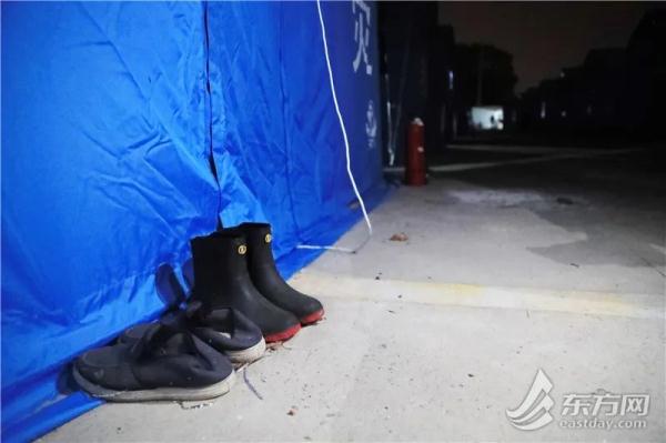 夜幕下的上海一骑手驿站：100顶应急帐篷里的“简单小家”