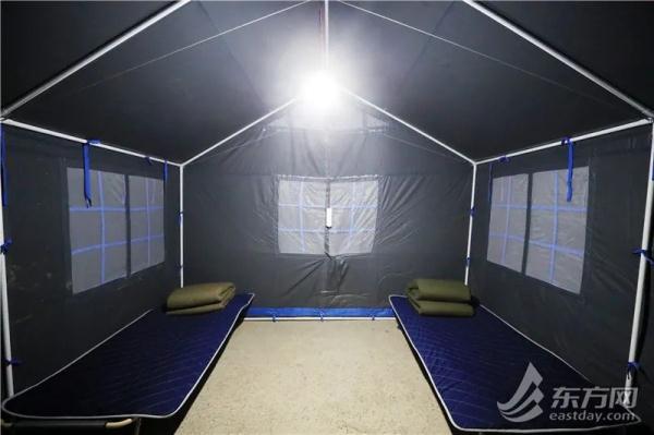 夜幕下的上海一骑手驿站：100顶应急帐篷里的“简单小家”