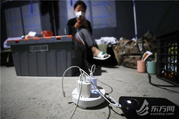 夜幕下的上海一骑手驿站：100顶应急帐篷里的“简单小家”