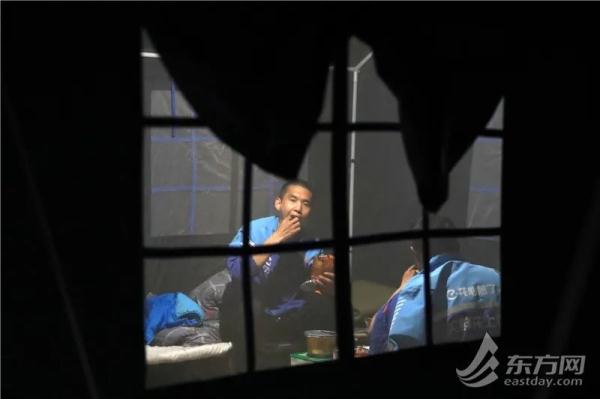 夜幕下的上海一骑手驿站：100顶应急帐篷里的“简单小家”