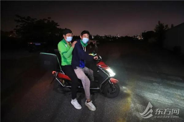 夜幕下的上海一骑手驿站：100顶应急帐篷里的“简单小家”
